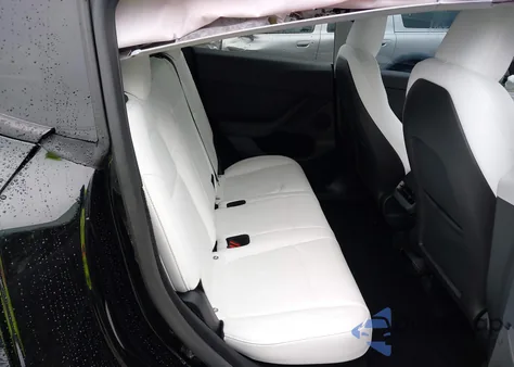 2024 Tesla Model Y Long Range Dual Motor All-Wheel Drive z USA, uszkodzony, nr VIN 7SAYGDEE1RF033066